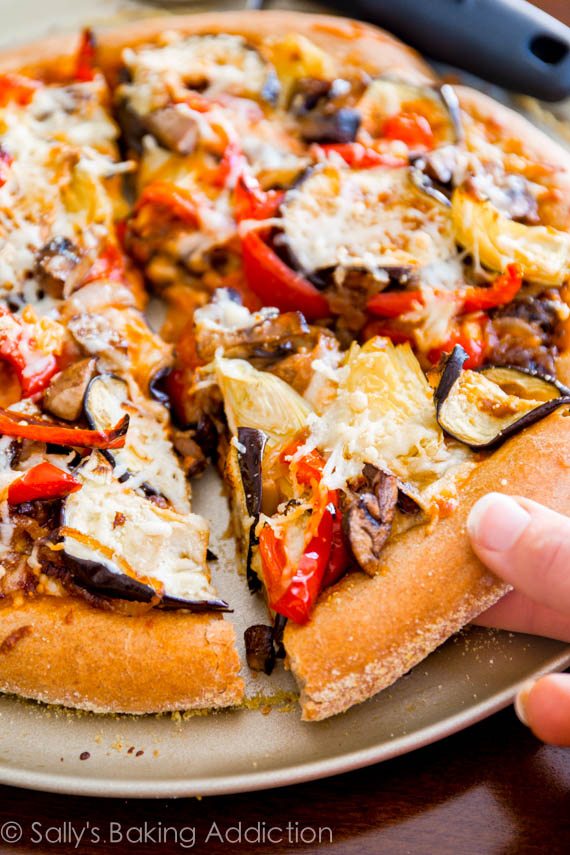 Tranche par tranche, cette pizza au blé entier maison disparaîtra sous vos yeux! Garnissez-le de légumes rôtis et de votre fromage préféré.