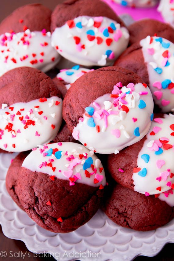 Biscuits de velours rouge doux et moelleux fabriqués à partir de zéro. Trempez-les dans du chocolat blanc et saupoudrez! Recette par sallysbakingaddiction.com