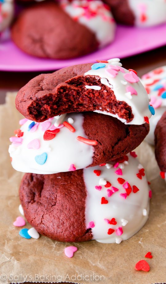 Comment faire des biscuits de velours rouge moelleux et moelleux à partir de zéro. Trempez-les dans du chocolat blanc pour un régal festif!