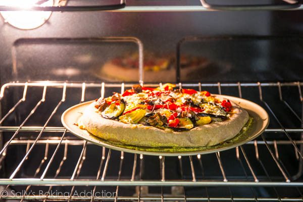Comment faire une croûte de pizza au blé entier maison. Recette par sallysbakingaddiction.com