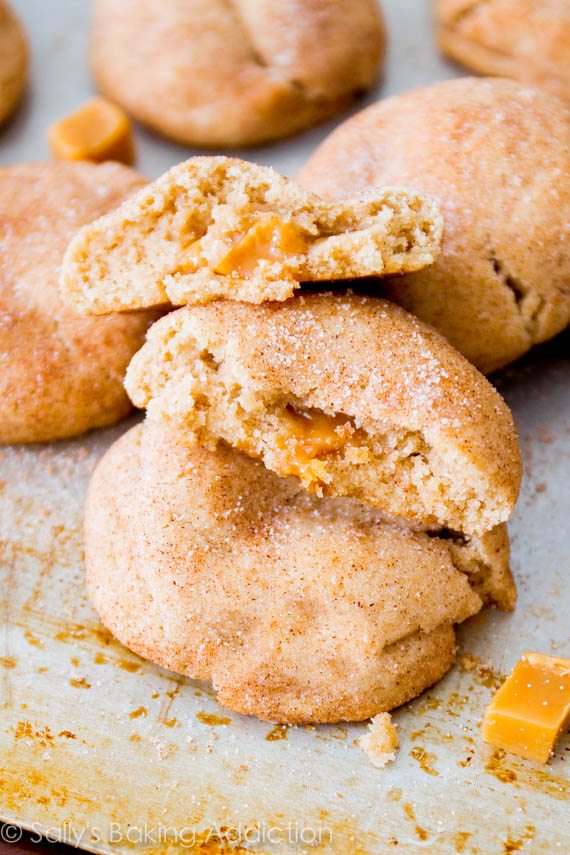 Biscuits Snickerdoodle Chewy Caramel Surprise - avec du caramel gluant à l'intérieur! Aucun mélangeur requis.