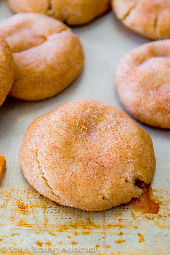 Biscuits Snickerdoodle Chewy Caramel Surprise - avec du caramel gluant à l'intérieur! Aucun mélangeur requis.