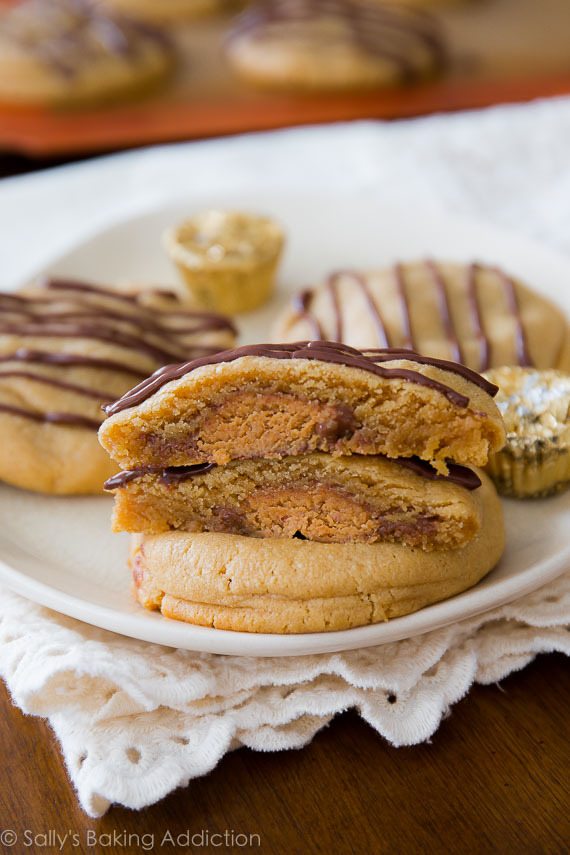 Biscuits farcis au beurre d'arachide de Reese. Doux, moelleux et surchargé de beurre d'arachide! sallysbakingaddiction.com