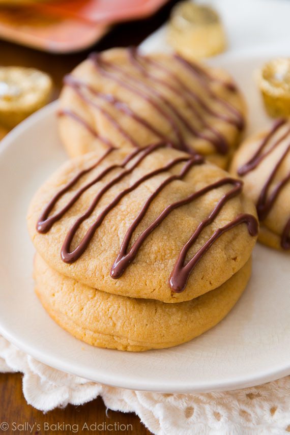 Biscuits farcis au beurre d'arachide de Reese. Doux, moelleux et surchargé de beurre d'arachide! sallysbakingaddiction.com