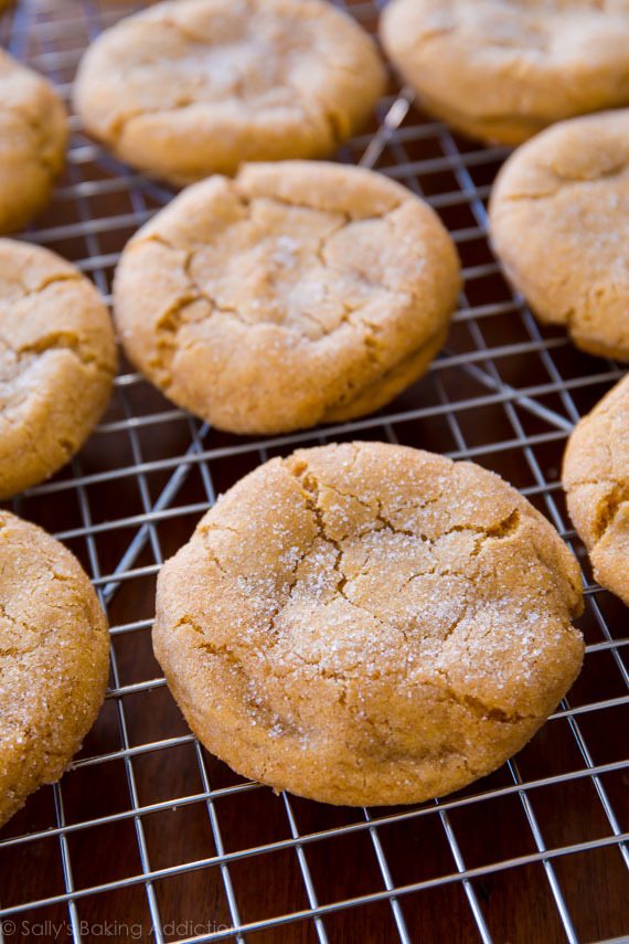 Biscuits à la cassonade super moelleux et moelleux - aucun mélangeur requis! Recette sur sallysbakingaddiction.com
