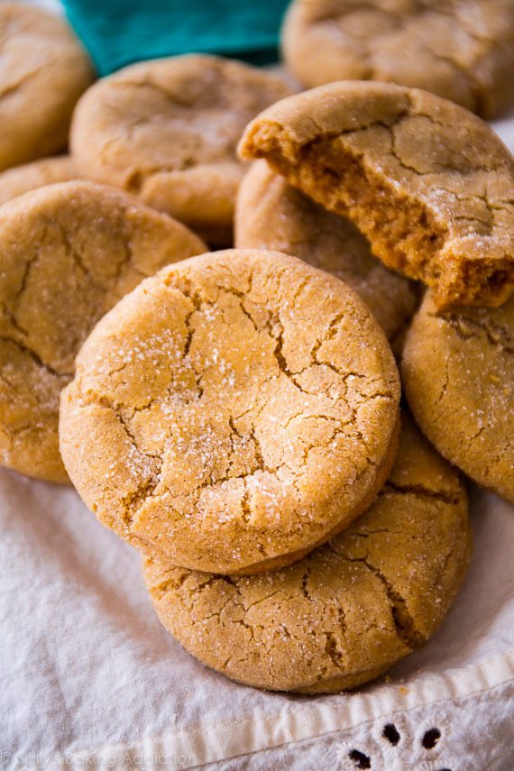Biscuits à la cassonade super moelleux et moelleux - aucun mélangeur requis! Recette sur sallysbakingaddiction.com