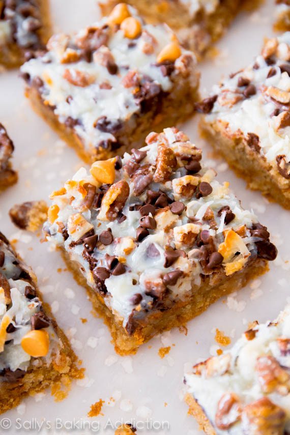 Ultimate Magic Cookie Bars avec du caramel au beurre, du chocolat et de la noix de coco! Obtenez la recette sur sallysbakingaddiction.com