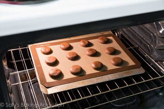 Comment faire des biscuits Oreo faits maison. Photos étape par étape sur sallysbakingaddiction.com
