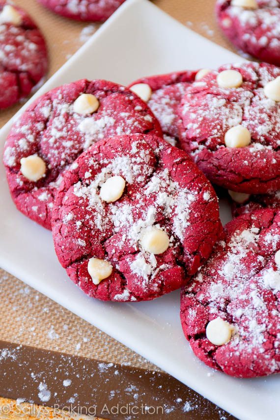 Biscuits froissés au mélange de gâteau au velours rouge. Recette facile sur sallysbakingaddiction.com