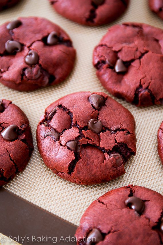 Recette de biscuits aux pépites de chocolat au velours rouge cuits au four à partir de zéro! sallysbakingaddiction.com