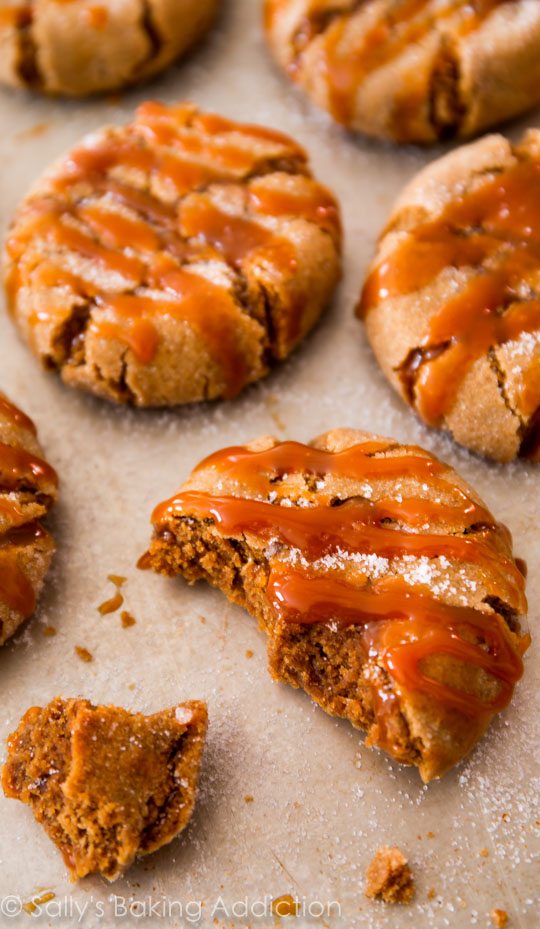Biscuits à la mélasse et au caramel | sallysbakingaddiction.com