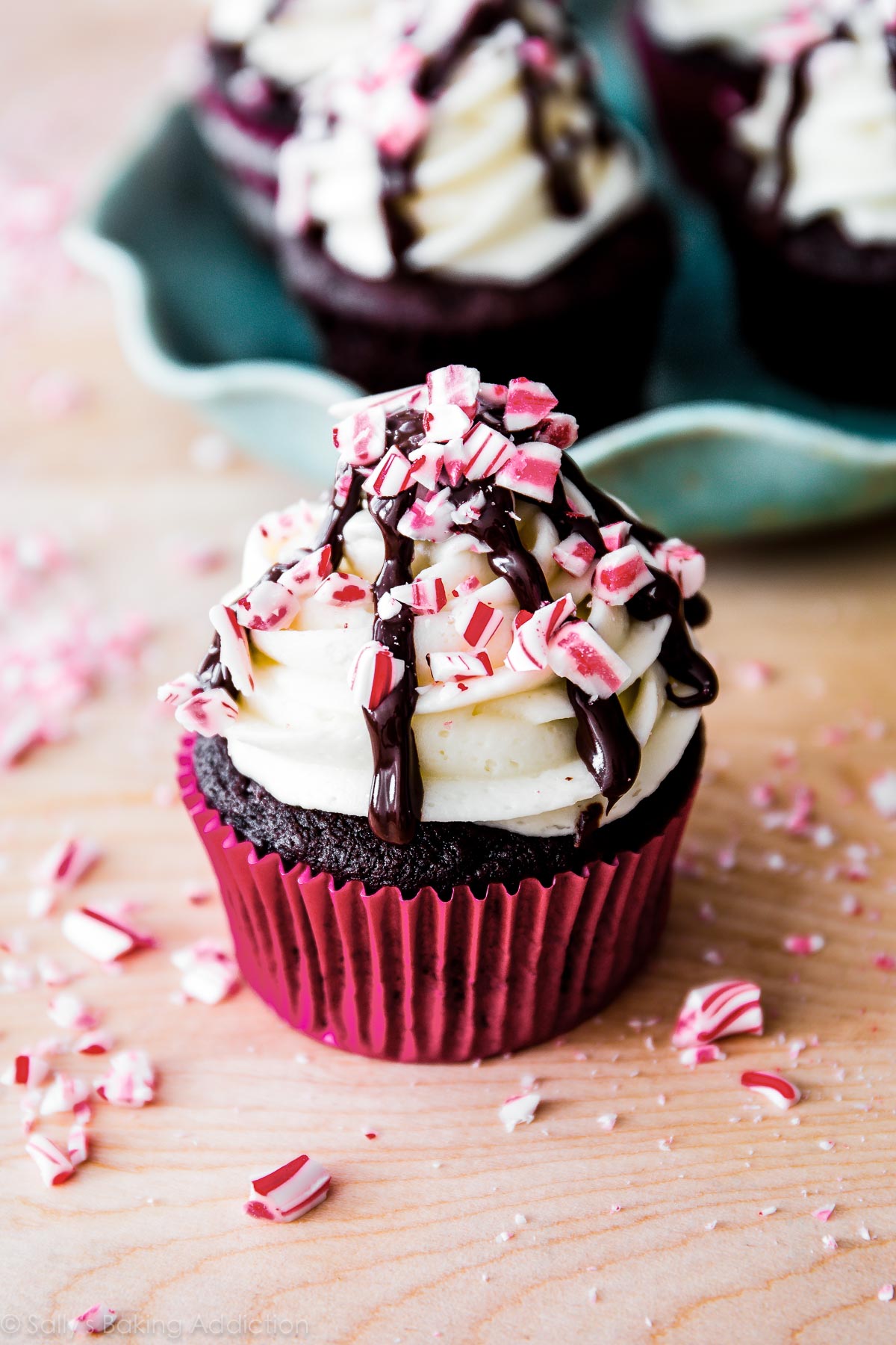 Cupcakes à la menthe poivrée sur sallysbakingaddiction.com. Petits gâteaux au chocolat profond aromatisés à la menthe poivrée et au café, garnis de glaçage à la vanille de menthe poivrée, de cannes de bonbon et d'un filet de chocolat.