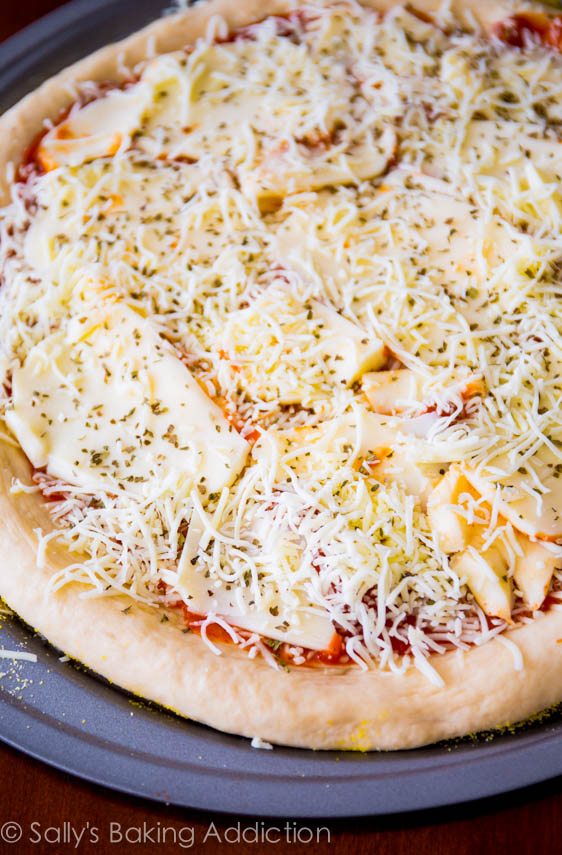 Extra Cheese Pizza sur une croûte de pizza maison épaisse. Tutoriel visuel étape par étape sur sallysbakingaddiction.com