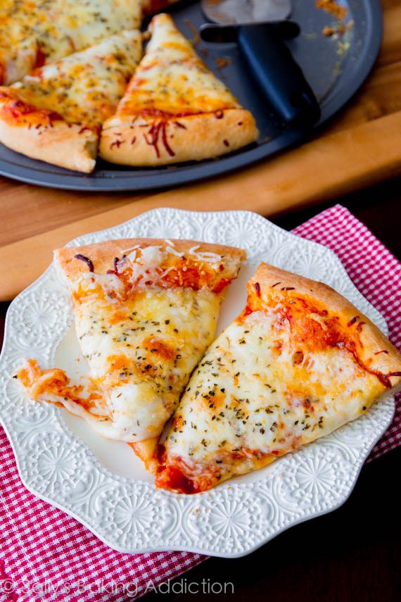 Extra Cheese Pizza sur une croûte de pizza maison épaisse. Tutoriel visuel étape par étape sur sallysbakingaddiction.com