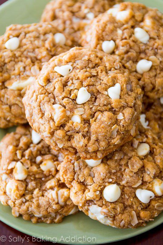 Biscuits à l'avoine mous et moelleux chargés de chocolat blanc sucré et beaucoup de pâte à tartiner Biscoff crémeuse! Ce sont si faciles à faire!