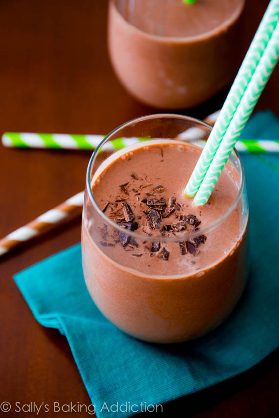 Milk-shakes au chocolat à la menthe épais et crémeux sans toutes les calories et la graisse! Seulement 5 ingrédients simples! Recette trouvée sur sallysbakingaddiction.com