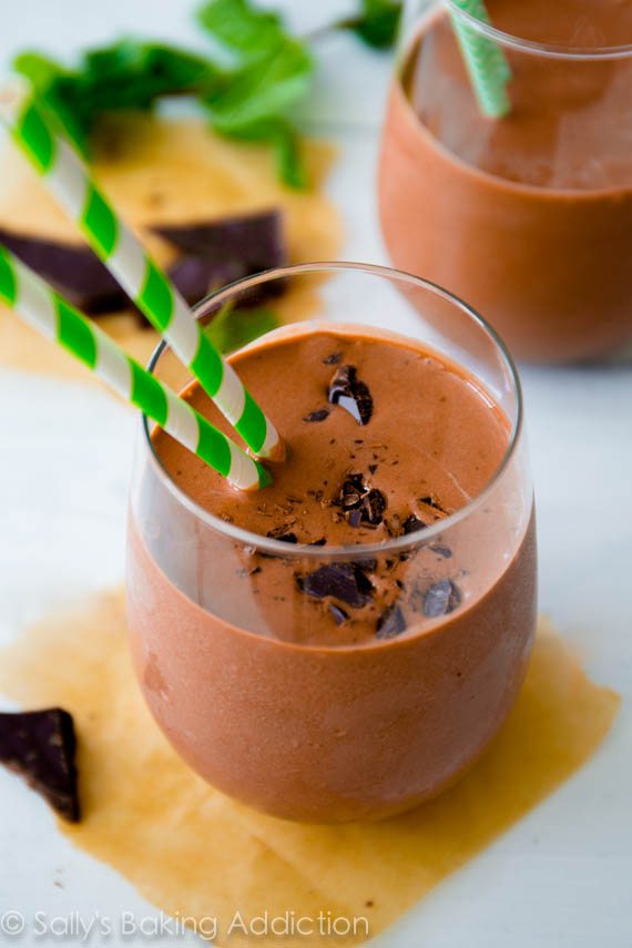 Milk-shakes au chocolat à la menthe épais et crémeux sans toutes les calories et la graisse! Seulement 5 ingrédients simples! Recette trouvée sur sallysbakingaddiction.com