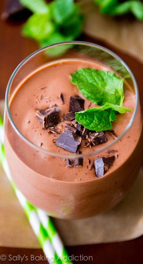 Milk-shakes au chocolat à la menthe épais et crémeux sans toutes les calories et la graisse! Seulement 5 ingrédients simples! Recette trouvée sur sallysbakingaddiction.com