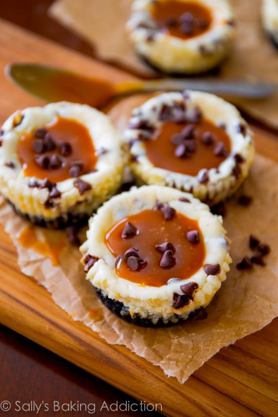 Mini gâteaux au fromage aux pépites de chocolat avec une croûte de biscuits Oreo et du caramel salé maison. sallysbakingaddiction.com