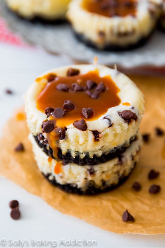 Mini gâteaux au fromage aux pépites de chocolat avec une croûte de biscuits Oreo et du caramel salé maison. sallysbakingaddiction.com