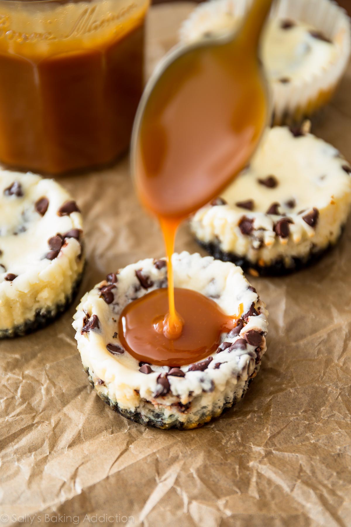 Mini gâteaux au fromage aux pépites de chocolat avec une croûte de biscuits Oreo et du caramel salé maison. sallysbakingaddiction.com