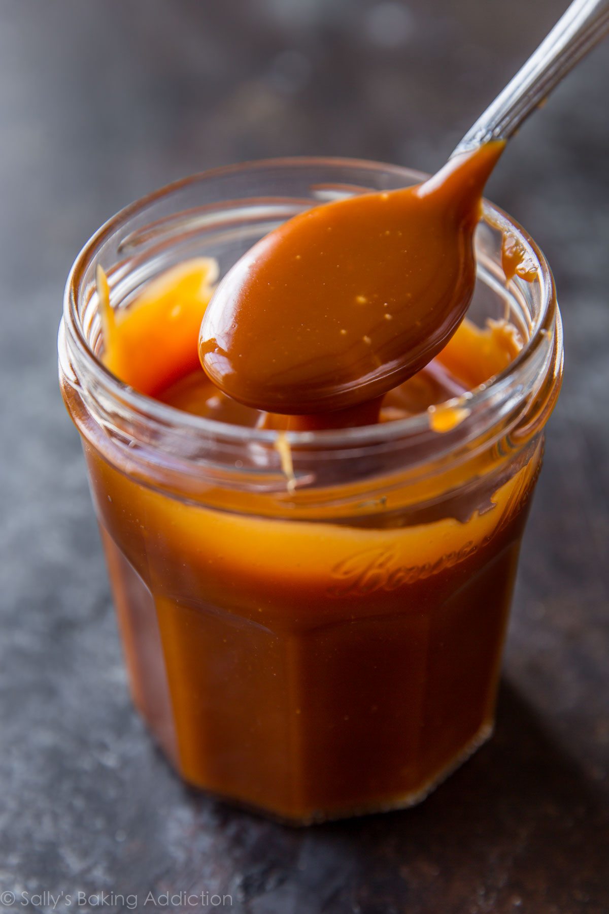 10 minutes de sauce au caramel salé! Ce truc est si simple. Recette sur sallysbakingaddiction.com