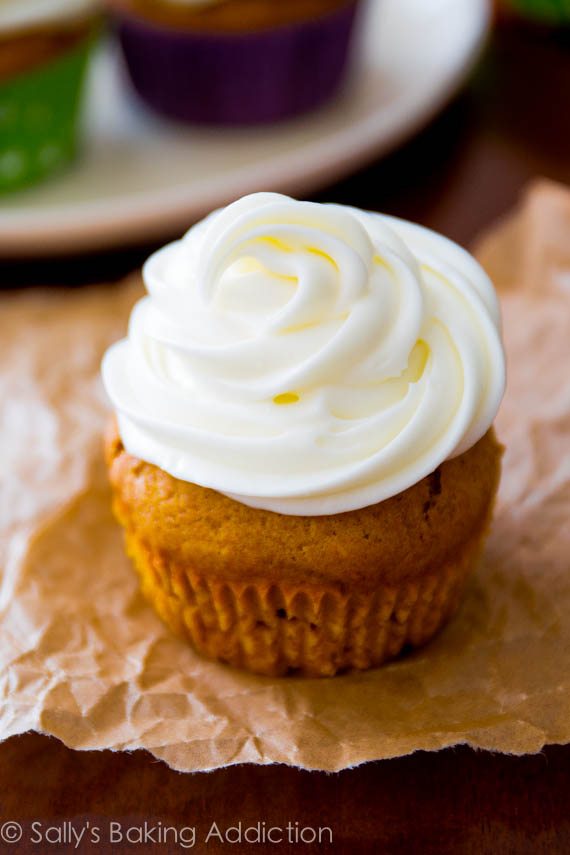 Cupcakes à la citrouille épicés super humides qui se transforment en muffins. Nous les faisons tout le temps - c'est une recette à conserver!