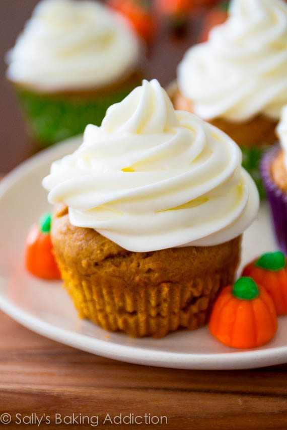 Cupcakes à la citrouille épicés super humides qui se transforment en muffins. Nous les faisons tout le temps - c'est une recette à conserver!