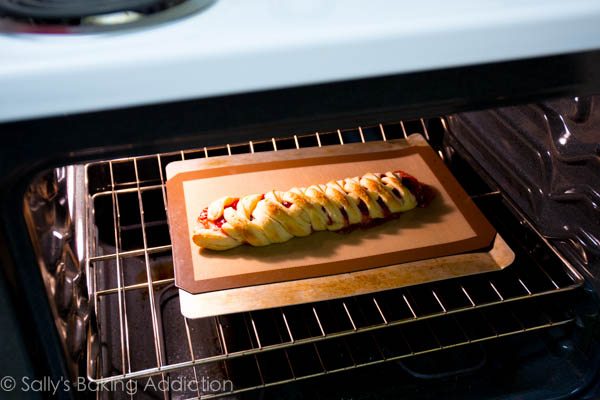 Tresse danoise glacée à la framboise - avec des pâtisseries maison en utilisant la méthode rapide | sallysbakingaddiction.com
