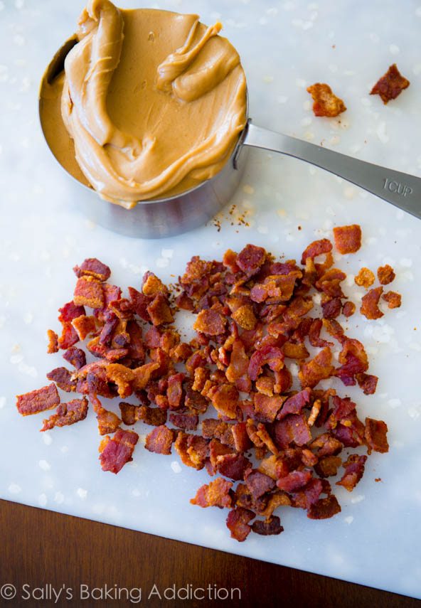 Friandises pour chiens au bacon et au beurre d'arachide - les chiots les adorent et ils sont si faciles à faire.