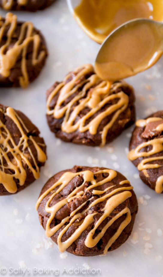 Biscuits au chocolat au beurre d'arachide ultimes - ils ont le goût de brownies. Et il est impossible d'en manger un seul !! Recette par sallysbakingaddiction.com