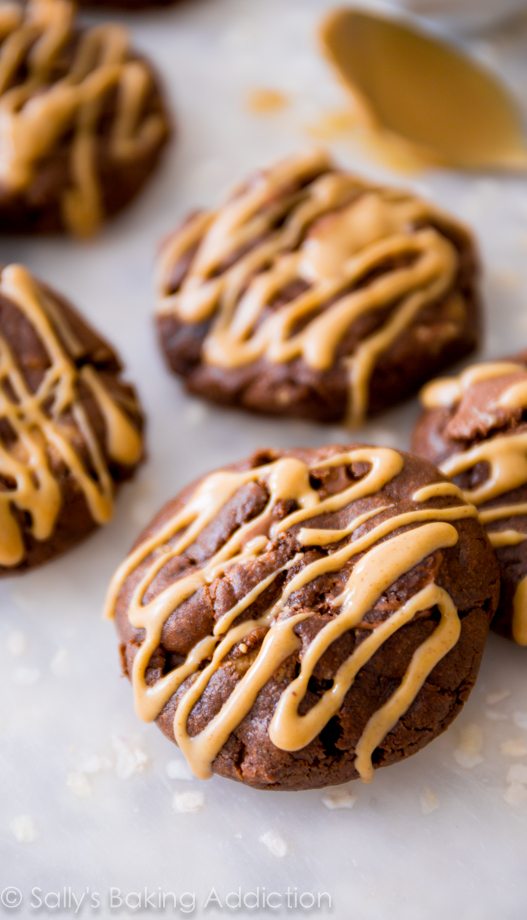 Biscuits au chocolat au beurre d'arachide ultimes - ils ont le goût de brownies. Et il est impossible d'en manger un seul !! Recette par sallysbakingaddiction.com