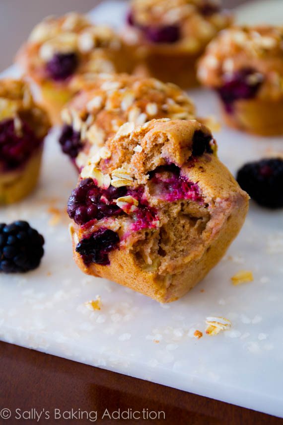 Les meilleurs muffins aux pommes et aux mûres. Apprenez à les rendre plus savoureux sans toutes les graisses et le sucre!