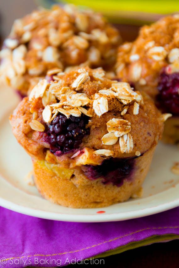 Les meilleurs muffins aux pommes et aux mûres. Apprenez à les rendre plus savoureux sans toutes les graisses et le sucre!