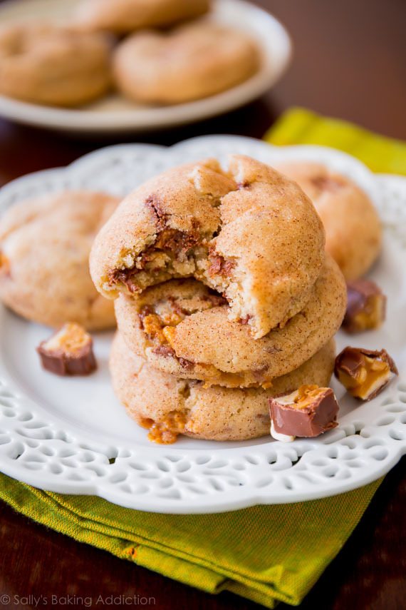 Biscuits snickerdoodle doux et épais farcis de SNICKERS! Recette facile sur sallysbakingaddiction.com