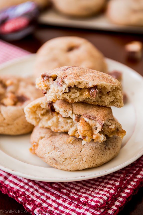 Biscuits snickerdoodle doux et épais farcis de SNICKERS! Recette facile sur sallysbakingaddiction.com