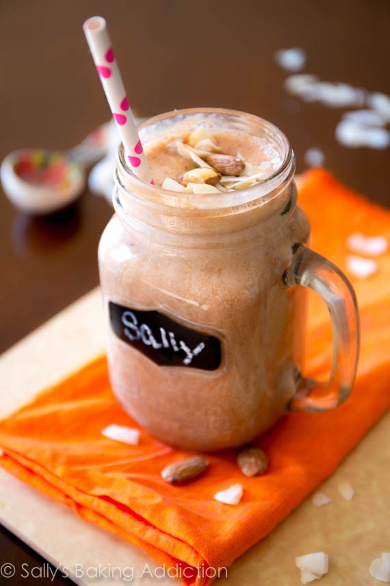 Milk-shakes Skinny Almond Joy à base de yaourt, de bananes et de cacao en poudre non sucré. Délicieux! Recette facile trouvée sur sallysbakingaddiction.com 