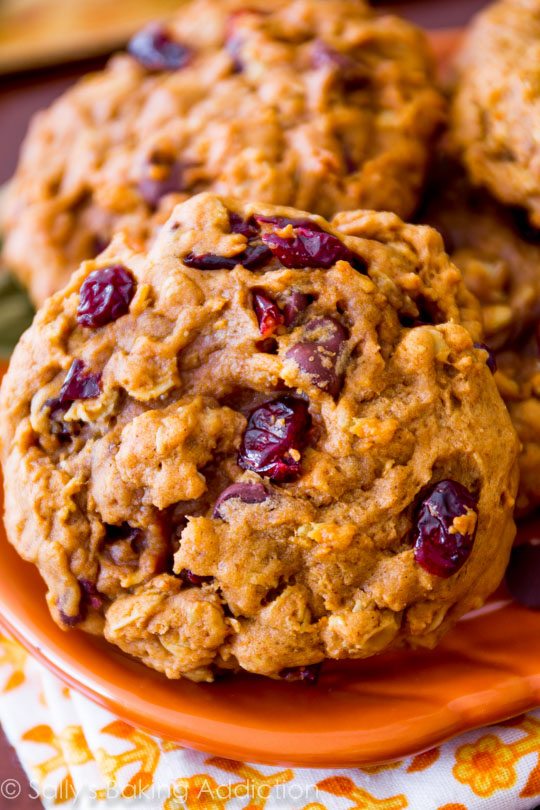 Biscuits à l'avoine à la citrouille au four mous, garnis de vos favoris comme les canneberges séchées, les graines de citrouille et les pépites de chocolat!