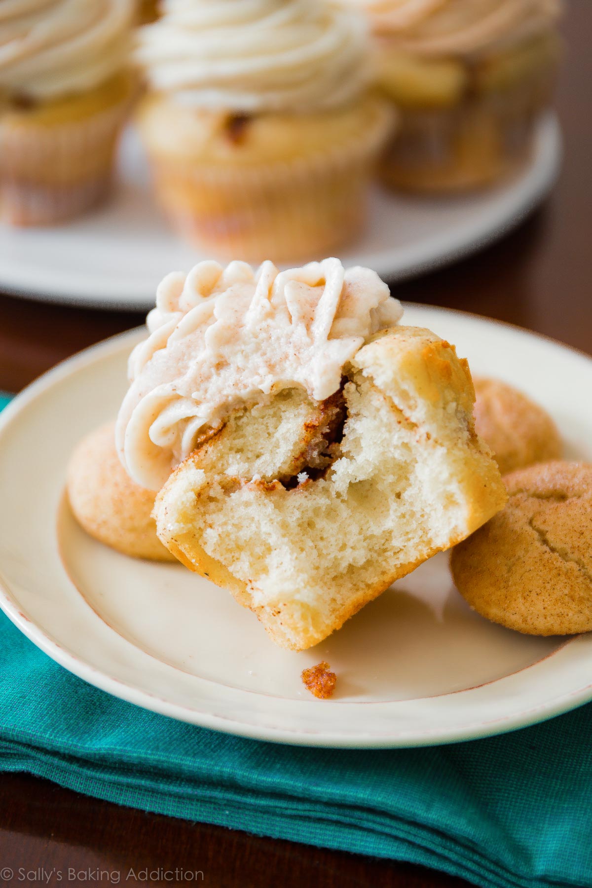 Comment faire de délicieux cupcakes snickerdoodle à tourbillon de cannelle! Recette sur sallysbakingaddiction.com