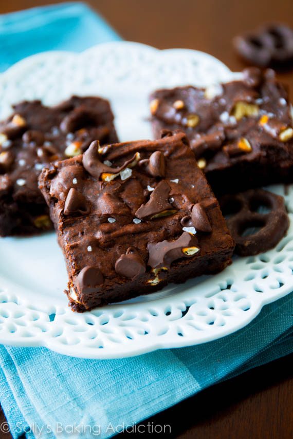 Brownies bretzels au chocolat triple. Ces brownies faciles sont salés, sucrés et ultra moelleux! sallysbakingaddiction.com