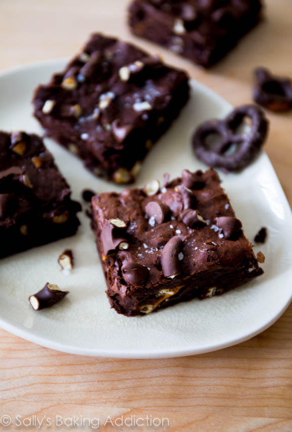 Brownies bretzels au chocolat triple. Ces brownies faciles sont salés, sucrés et ultra moelleux! sallysbakingaddiction.com