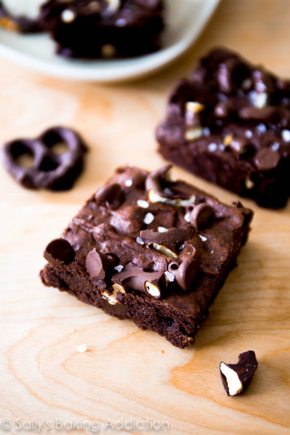Brownies bretzels au chocolat triple. Ces brownies faciles sont salés, sucrés et ultra moelleux! sallysbakingaddiction.com