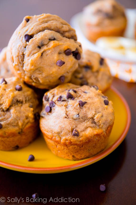 Muffins maigres aux bananes et au beurre d'arachide. Emballé avec saveur, blé entier et sucré avec du miel. sallysbakingaddiction.com