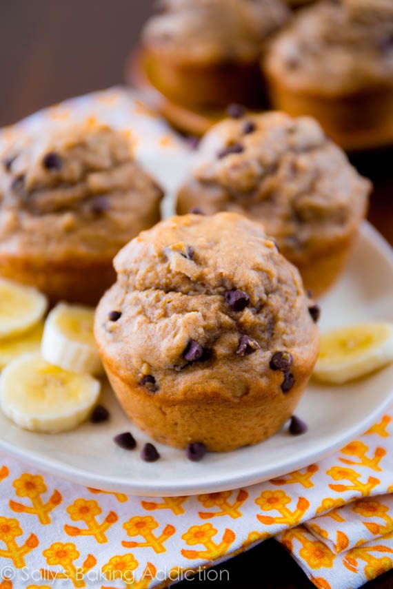 Muffins maigres aux bananes et au beurre d'arachide. Emballé avec saveur, blé entier et sucré avec du miel. sallysbakingaddiction.com