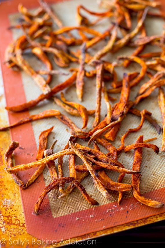 Apprenez à faire des frites de patates douces croquantes à la maison. Cuits au four, pas frits - pour que vous vous sentiez bien quand vous les mangez! 