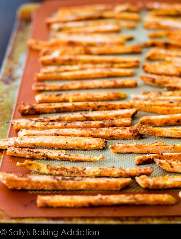 Apprenez à faire des frites de patates douces croquantes à la maison. Cuits au four, pas frits - pour que vous vous sentiez bien quand vous les mangez! 