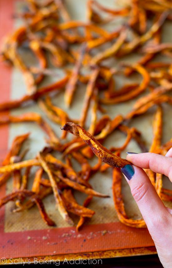 Apprenez à faire des frites de patates douces croquantes à la maison. Cuits au four, pas frits - pour que vous vous sentiez bien quand vous les mangez! 