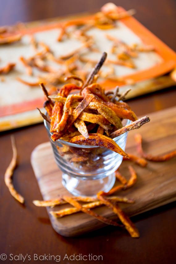 Apprenez à faire des frites de patates douces croquantes à la maison. Cuits au four, pas frits - pour que vous vous sentiez bien quand vous les mangez! 