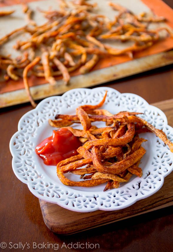 Apprenez à faire des frites de patates douces croquantes à la maison. Cuits au four, pas frits - pour que vous vous sentiez bien quand vous les mangez! 