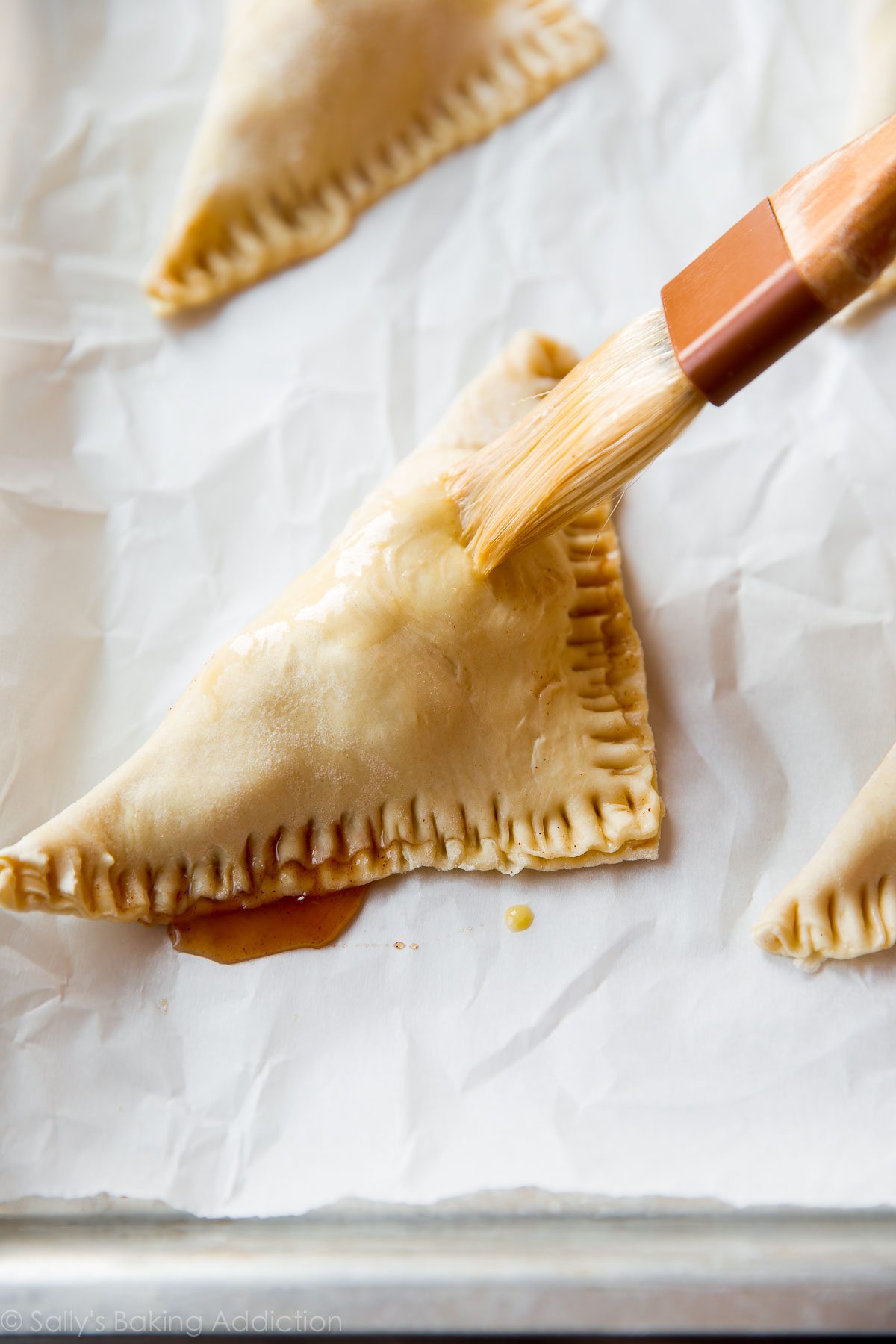 Comment faire des chaussons aux pommes au caramel sur sallysbakingaddiction.com